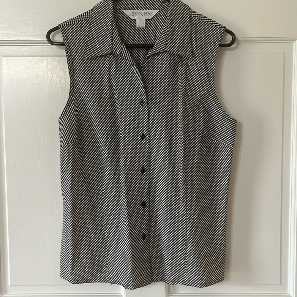 Super Cute Black and White Sleeveless Top